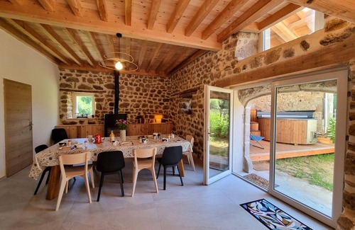 Usson-en-Forez Cottage | Spacious cottage with hot tub and wifi in Usson-en-Forez