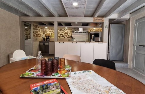 Usson-en-Forez Cottage | Spacious cottage with hot tub and wifi in Usson-en-Forez