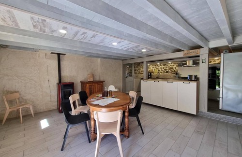 Usson-en-Forez Cottage | Spacious cottage with hot tub and wifi in Usson-en-Forez