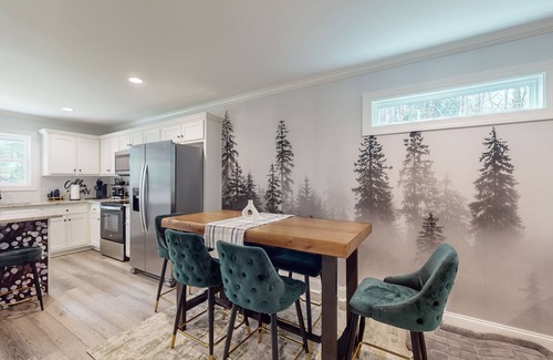 Helen House | Spacious cottage with private hot tub, wifi + mountain views