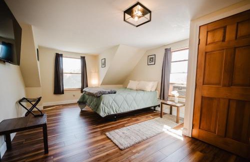 Sidney House | Spacious Country Home, Hot Tub, Fire Pit, Deck