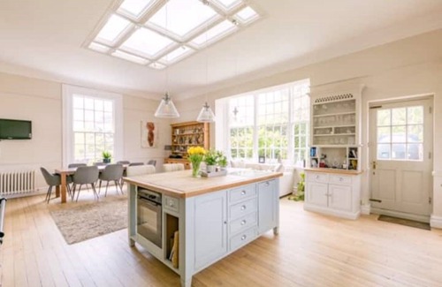 Alfold House | Spacious Country house with pool, sleeps 12. Perfect for relaxing get-away!