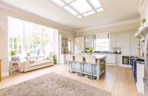 Alfold House | Spacious Country house with pool, sleeps 12. Perfect for relaxing get-away!
