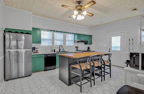 Webb City House | Spacious, Cozy Colonial Home