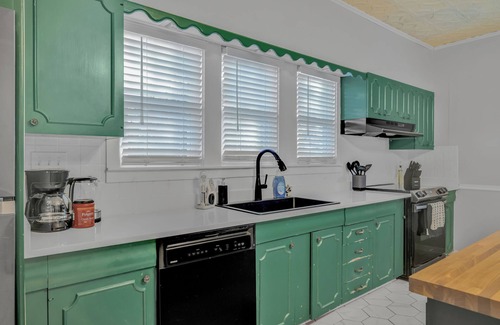 Webb City House | Spacious, Cozy Colonial Home