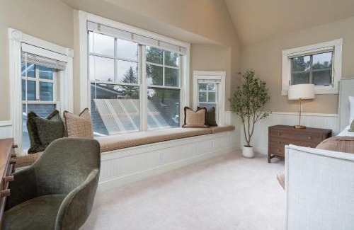 Aspen House | Spacious Designer 3BR Victorian with AC & Hot Tub