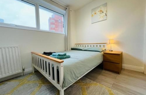 Cubitt Town House | Spacious double bedroom with private bathroom in London Canary Wharf for short stay or long let near O2 and Excel Exhibition centre and easy to reach from all airports in around London