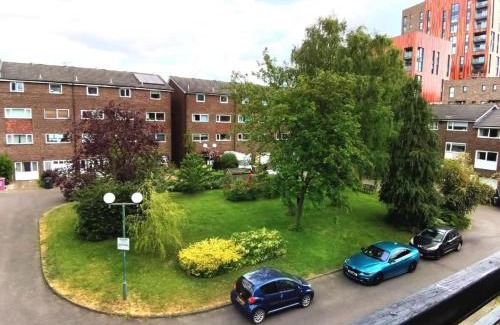 Cubitt Town House | Spacious double bedroom with private bathroom in London Canary Wharf for short stay or long let near O2 and Excel Exhibition centre and easy to reach from all airports in around London