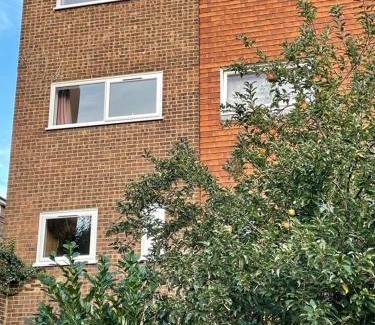 Cubitt Town House | Spacious double bedroom with private bathroom in London Canary Wharf for short stay or long let near O2 and Excel Exhibition centre and easy to reach from all airports in around London