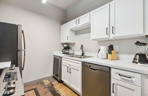 Downtown Kansas City Apartment | Spacious Downtown Retreat with Indoor Pool & Gym