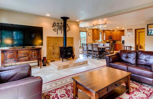 Weisshorn House | Spacious Downtown Home + Mtn Views + Hot Tub + Ski Shuttle - Great Raven Grande