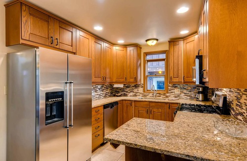 Weisshorn House | Spacious Downtown Home + Mtn Views + Hot Tub + Ski Shuttle - Great Raven Grande
