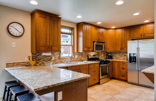 Weisshorn House | Spacious Downtown Home + Mtn Views + Hot Tub + Ski Shuttle - Great Raven Grande