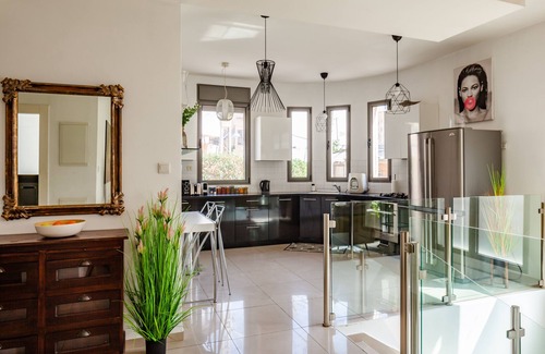 Tel Aviv Apartment | Spacious duplex in the kerem - 3 minutes from the beach