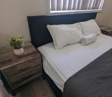 Gladstone House | Spacious Entire 4Bedroom House in Gladstone 1 to 8 People can Stay