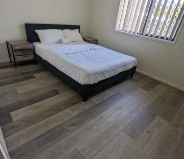 Gladstone House | Spacious Entire 4Bedroom House in Gladstone 1 to 8 People can Stay