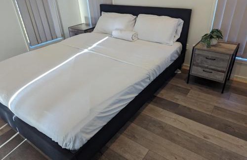 Gladstone House | Spacious Entire 4Bedroom House in Gladstone 1 to 8 People can Stay