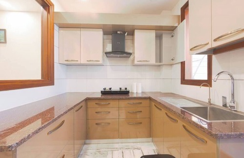 Gurugram Apartment | Spacious executive suite with bathtub & balcony
