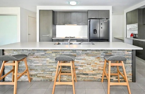 Sippy Downs House | Spacious Family Delight ZH1