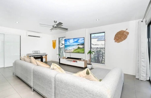 Sippy Downs House | Spacious Family Delight ZH1