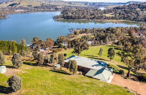 Bonnie Doon House | Spacious, family friendly home. Incredible views of lake Eildon and lake access