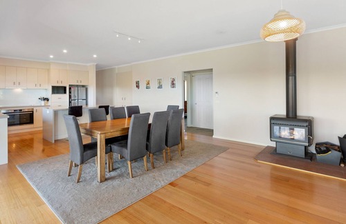 Bonnie Doon House | Spacious, family friendly home. Incredible views of lake Eildon and lake access
