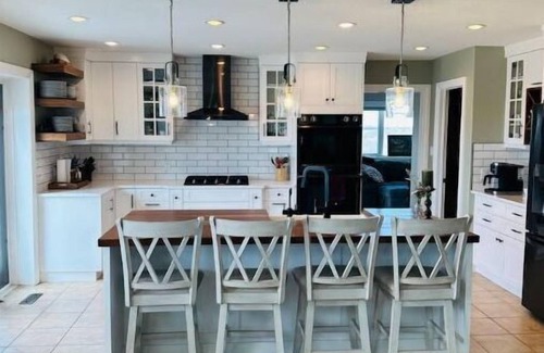 Lethbridge County House | Spacious, family-friendly retreat; panoramic views