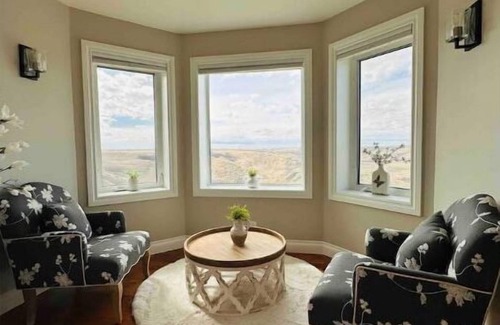 Lethbridge County House | Spacious, family-friendly retreat; panoramic views