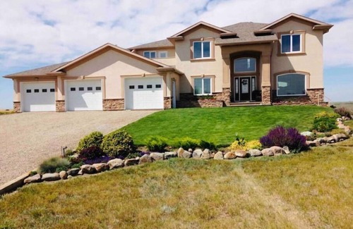 Lethbridge County House | Spacious, family-friendly retreat; panoramic views