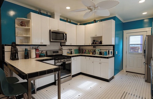 Eastside House | Spacious FAMILY FRIENDLY home beautifully decorated with African art.