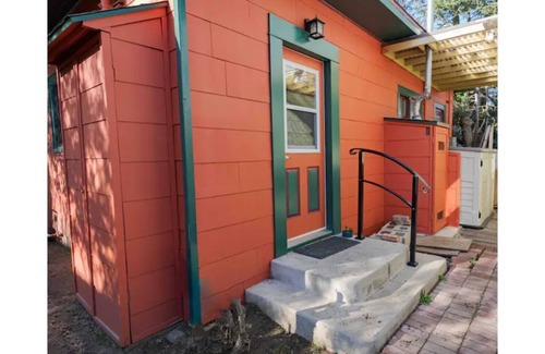 Eastside House | Spacious FAMILY FRIENDLY home beautifully decorated with African art.