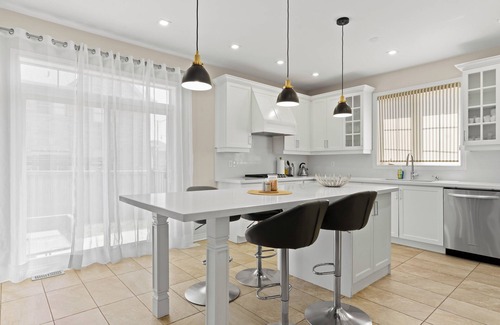 Brampton House | Spacious & Family-Friendly ~ 3BR, 3.5WR ~ Brampton
