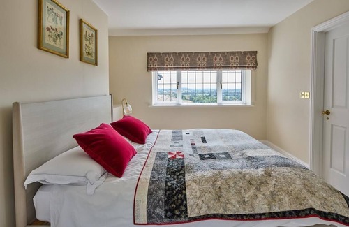 East Knoyle House | Spacious Family Home with stunning, expansive view