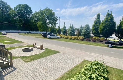 Sherkston RV Rental | Spacious family oriented cottage steps to the beach and waterpark!