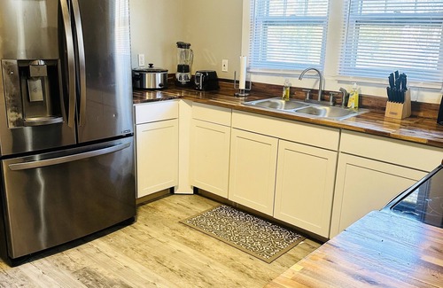 Rossville House | Spacious Family Oasis - Timeless Charm