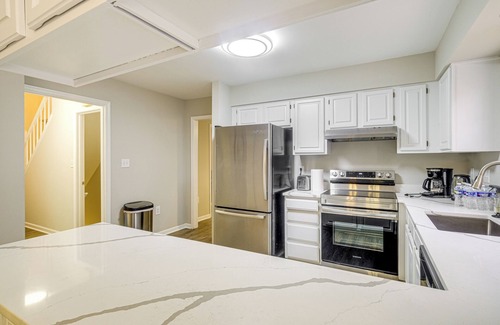 Lake Ridge House | Spacious Family Retreat Near DC: Ideal For Groups!