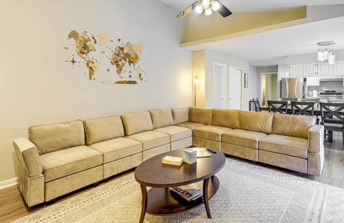 Lake Ridge House | Spacious Family Retreat Near DC: Ideal For Groups!