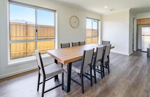 Mambourin House | Spacious Family Retreat 4BR Home Parks Zoo Golf