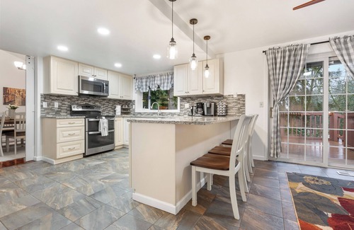 Education Hill House | Spacious Family Retreat near Microsoft