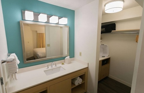 Florida Central Atlantic Coast Hotel | Spacious Family Suite W/Swimming Pool, Shuttle Service to Orlando Theme Parks!