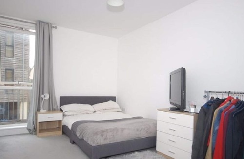Street Apartment | Spacious Flat in Central Street. Very close to the historical Glastonbury.