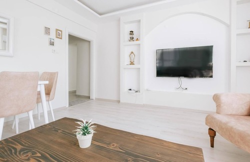 Uskudar Apartment | Spacious Flat w Balcony 9 min to Uskudar Coast