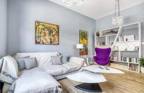 Kolokinthou Apartment | Spacious flat with courtyard in Peristeri!