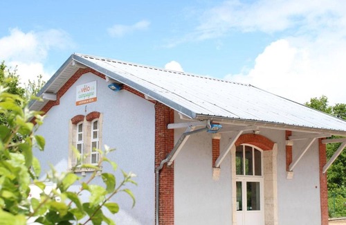 Louroux-de-Bouble Cottage | Spacious Forest Retreat with Heated Pool, Near Activities and Dining