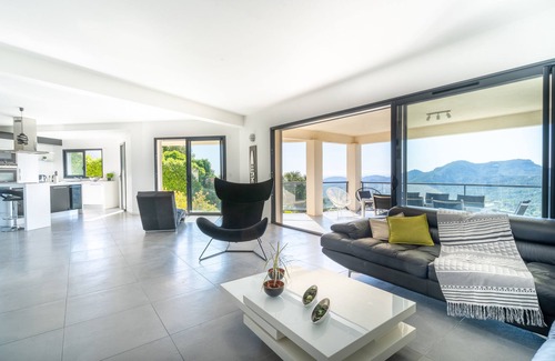 Les Adrets-de-l'Esterel Villa | Spacious villa, oustanding views on sea and mountains, garden is 1600m2, 5*