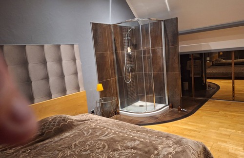 Oinville-sur-Montcient Bed & Breakfast | Spacious Bedroom With Heated Swimming Pool