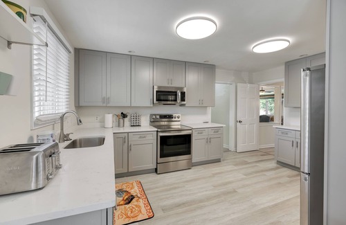 Johns Creek House | Spacious, Fun & Comfy Family Haven ~ Garden ~ BBQ!