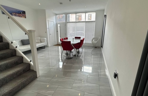 Leamington Spa House | Spacious 4 Bedroom Town House