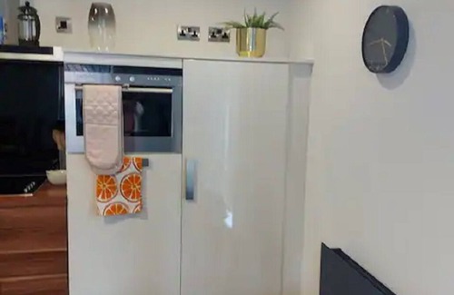 Sheffield Apartment | Spacious 2-bedroom apartment: double beds. FREE Wifi -10 min from train station