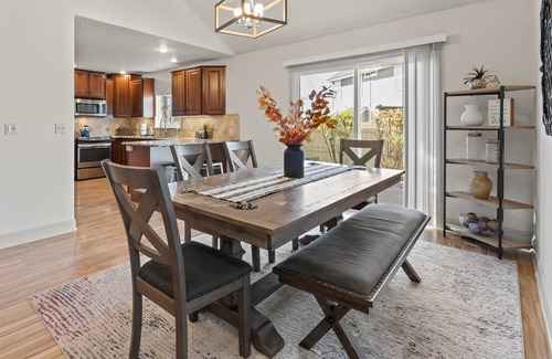 Meridian House | Spacious Getaway, Perfect for Groups, Fire pit, BBQ, 70" TV, near The Village, TopGolf, Parks